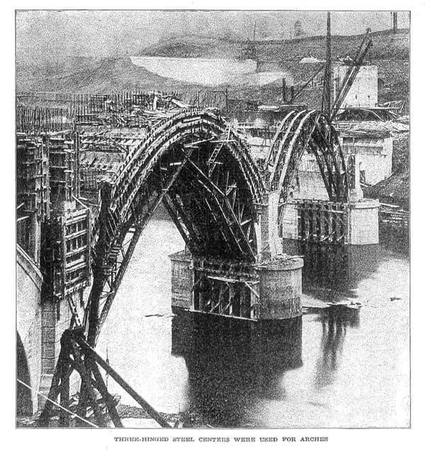 The Manayunk Bridge under construction in 1917, its arches cast on steel centering.